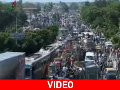 Συρρέουν κατά χιλιάδες στον τάφο της Μπεναζίρ Μπούτο